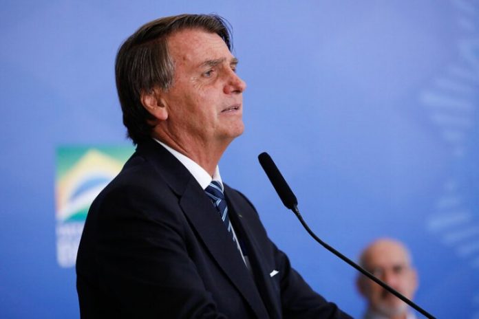 Bolsonaro assina portaria que aumenta em 33,2% o piso salarial para professores