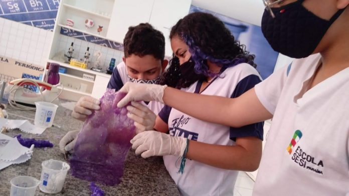 Mulher na ciência: SESI e SENAI incentivam a participação feminina em pesquisas científicas e tecnológicas