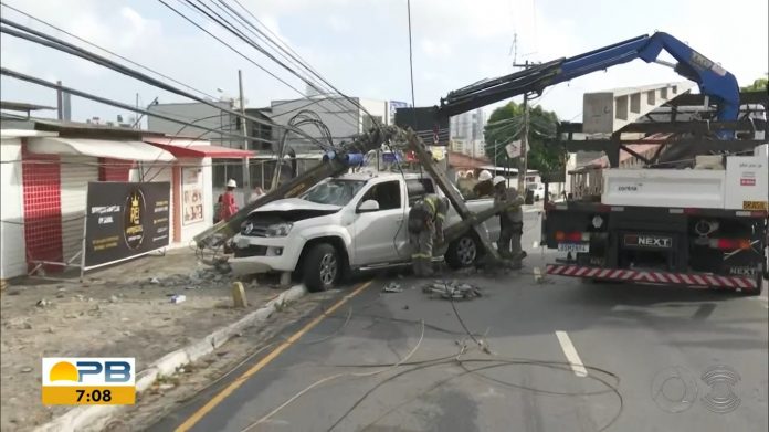 Acidente interdita via de acesso à UFPB e provoca queda de energia em bairro de João Pessoa