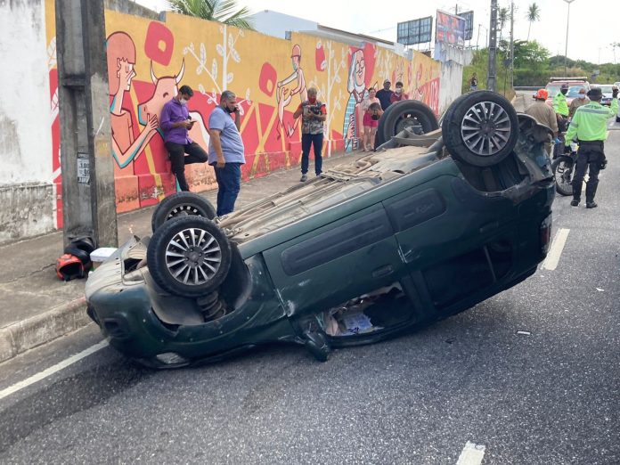 Carro capota após acidente e via fica interditada em João Pessoa
