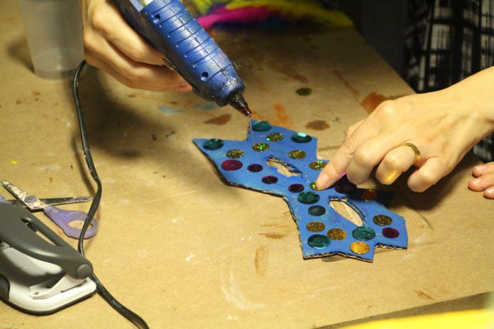 Oficinas gratuitas de maquiagem e figurino de carnaval têm 50 vagas abertas em Campina Grande