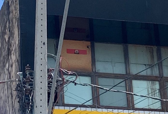 Símbolo nazista é visto em janela de apartamento em Cajazeiras, na PB; VÍDEO