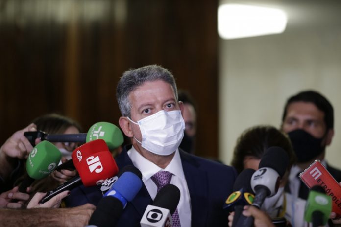 Lira buscará Pacheco para construir acordo sobre combustíveis: ‘Não adianta briga de PECs’