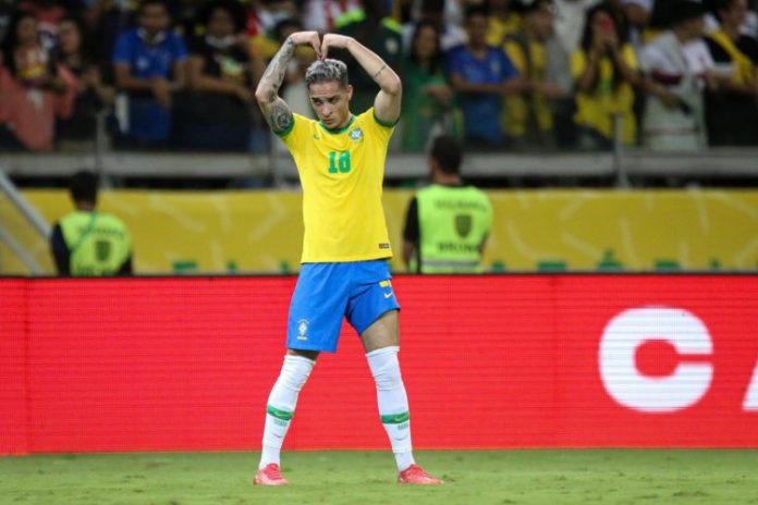 Antony dedica vitória da seleção brasileira a congolês assassinado no Rio de Janeiro