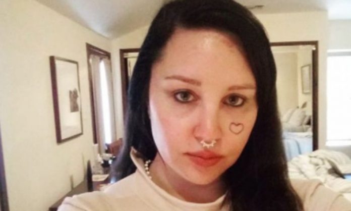 Atriz Amanda Bynes pede fim de sua tutela pela mãe após nove anos