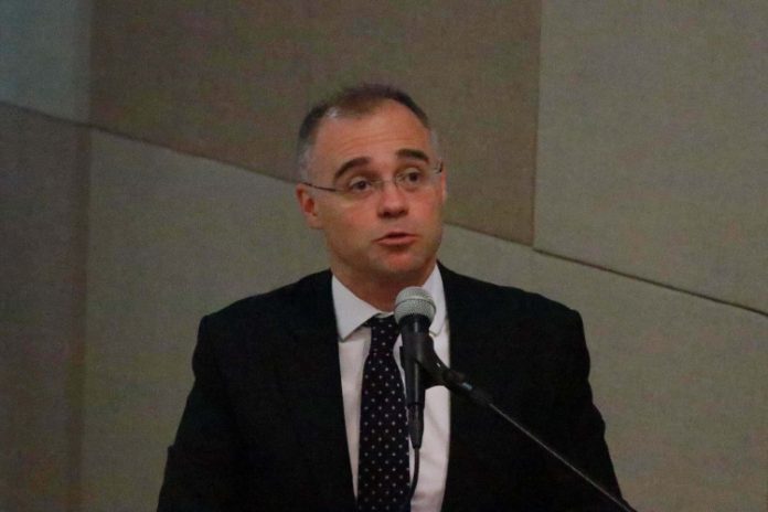 Mendonça nega pedido para se autodeclarar suspeito em notícia-crime contra Bolsonaro