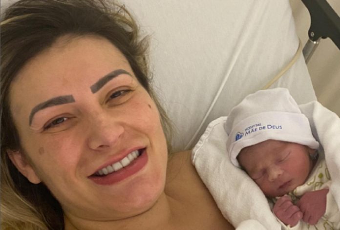 Andressa Urach tem parto prematuro, mas bebê nasce saudável