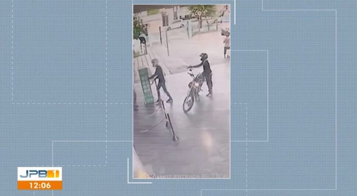 Dupla invade maternidade e rouba arma de vigilante, em Campina Grande