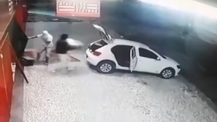 Vídeo mostra assaltantes usando carro em marcha ré para arrombar loja e fugir com objetos em João Pessoa