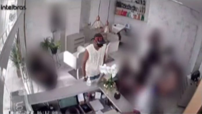 Dois homens invadem salão de beleza armados e assaltam clientes, em Campina Grande