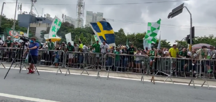 Entenda por que tinha uma ‘bandeira da Suécia’ no meio da torcida do Palmeiras