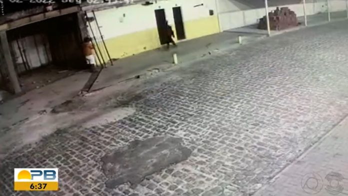 Suspeitos furtam materiais de construção de bar atingido por incêndio, em Campina Grande