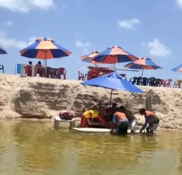 Turista de 10 anos machuca coluna após pular de barreira em praia de João Pessoa