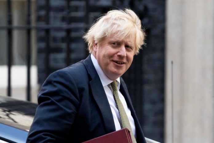 Boris Johnson anuncia sanções contra bancos russos e diz que não desistirá de vias diplomáticas
