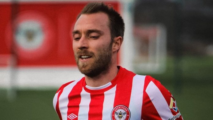 Eriksen é relacionado pelo Brentford e pode voltar a jogar 258 dias após parada cardíaca