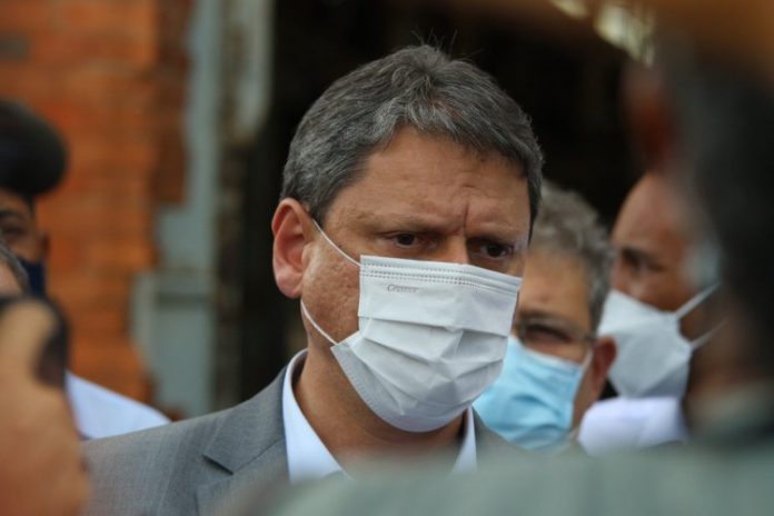 Tarcísio de Freitas promete privatizar Sabesp caso seja eleito governador de São Paulo