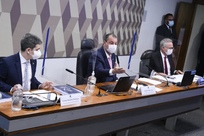 Senadores da CPI da Covid-19 se reúnem com Fux e cobram inquérito