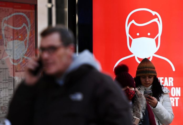 Governadores democratas deixam de exigir uso de máscaras após queda de casos de Covid-19 nos EUA