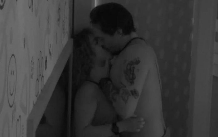 ‘BBB 22’: Maria e Eliezer movimentam edredom em primeira relação sexual; assista