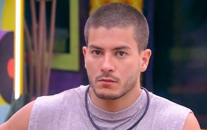 De ‘cancelado’ por traições a bom moço: Como Arthur Aguiar tem conquistado o público no ‘BBB 22’