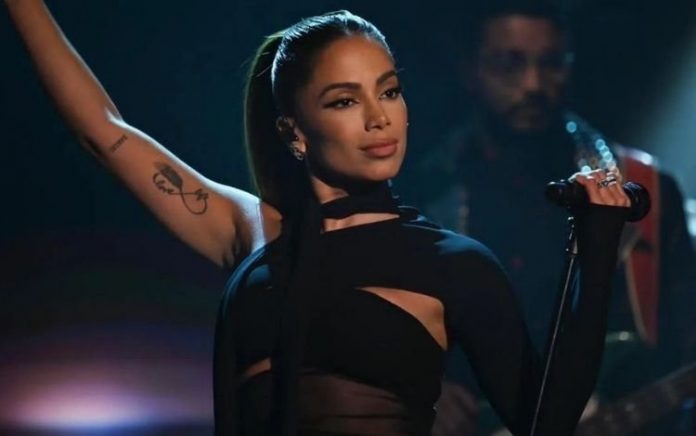 Anitta revela affair com jogador de futebol americano: ‘Um dos meus homens’