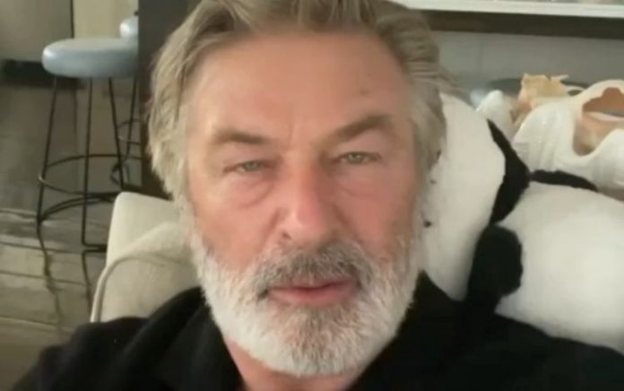 Família de Halyna Hutchins processa Alec Baldwin por morte da diretora em set de filmagem