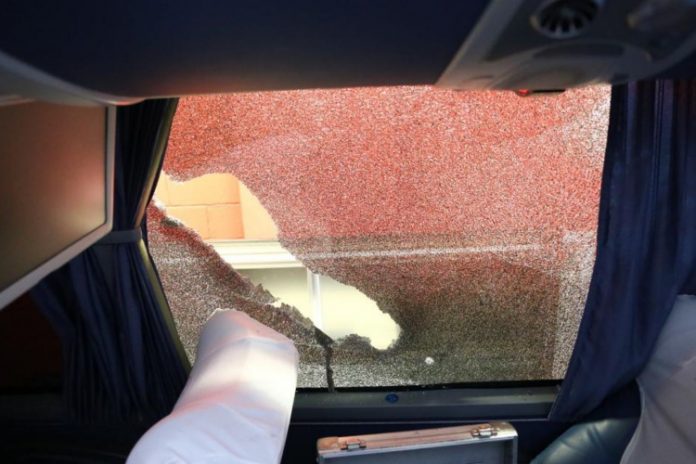 Clássico Gre-Nal é adiado após ônibus do Grêmio ser alvo de pedradas