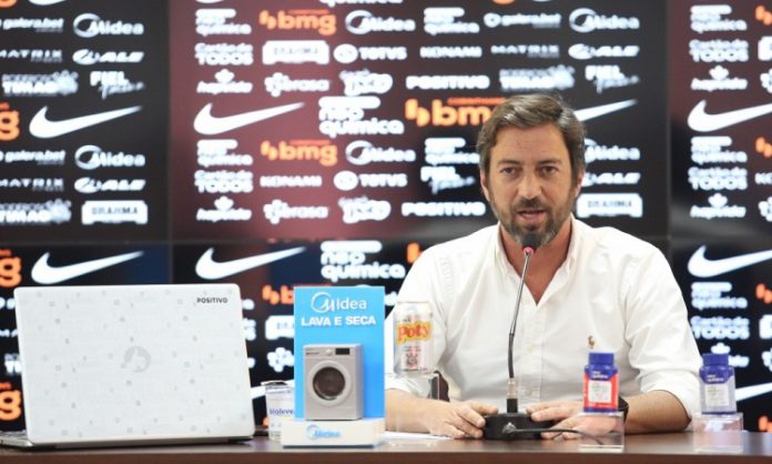 Presidente do Corinthians vê técnicos do Brasil ‘ultrapassados’ e admite conversa com estrangeiros