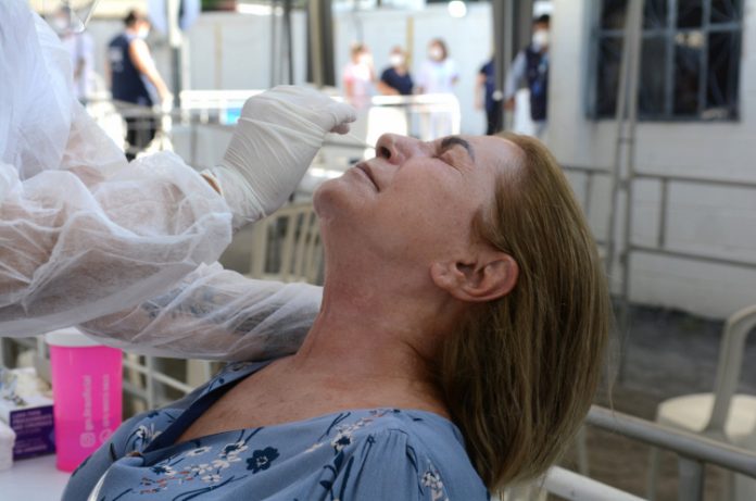 Média móvel de mortes por Covid-19 volta a ficar abaixo de 900; novos casos também seguem em queda