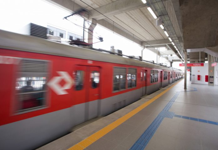 Usuária cai em trilhos da CPTM e é arrastada por trem em São Paulo