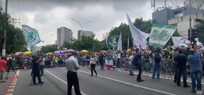 Torcida do Palmeiras faz festa e se despede do time antes do Mundial de Clubes; assista