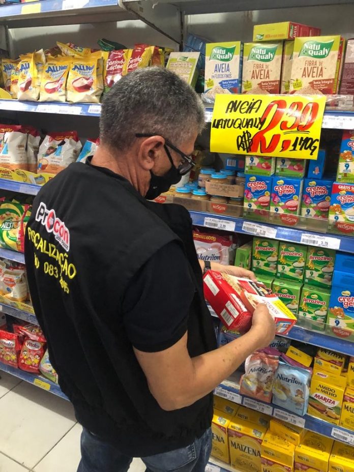 Supermercados são autuados por venderem produtos vencidos, em João Pessoa