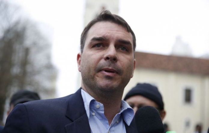 Flávio Bolsonaro lamenta tragédia em Petrópolis e diz que sobrevoará local com o presidente