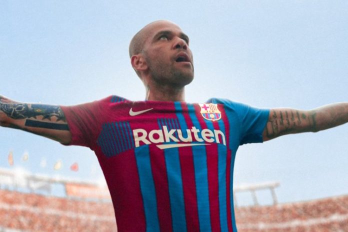 Daniel Alves é suspenso por duas partidas por expulsão contra o Atlético de Madrid