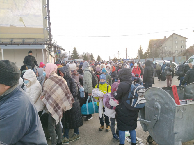 Guerra na Ucrânia: Milhares tentam atravessar fronteira com a Polônia; veja vídeos