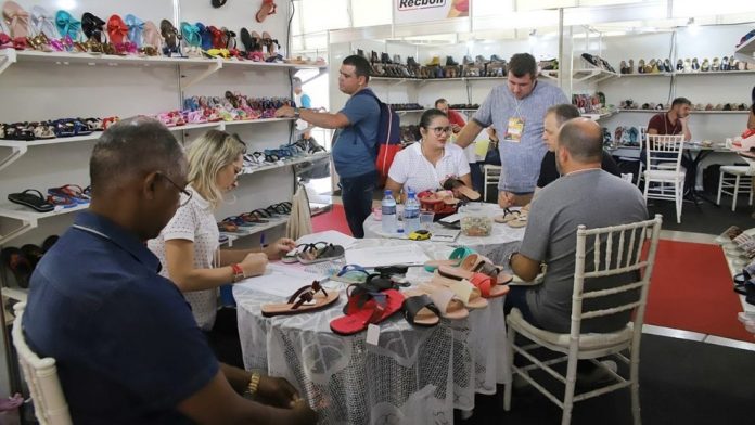 Eventos do setor calçadista reúnem fabricantes e compradores, em Campina Grande