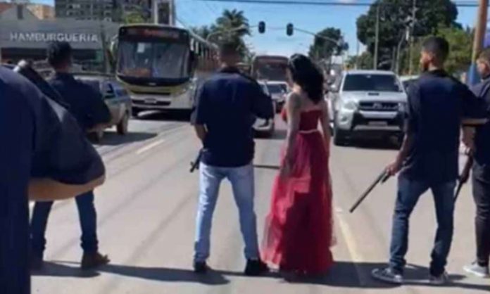Homens armados param o trânsito para que mulher atravesse a rua no DF; polícia abre investigação