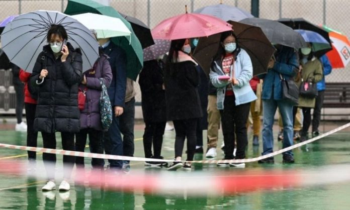 China assume política sanitária anticovid de Hong Kong; testes em massa vão ser aplicados