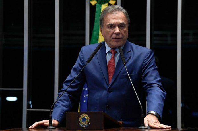 Caminhoneiros retidos na fronteira do Chile estão ‘totalmente abandonados’, diz senador