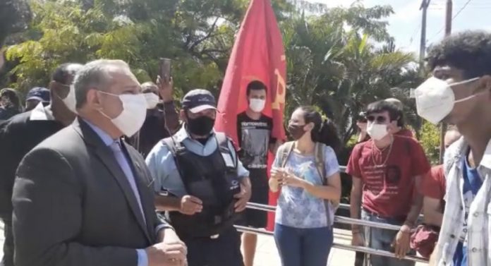 Reitor discute com estudante durante protesto na UFPB: ‘Lamentável que você tenha passado para o curso de direito’