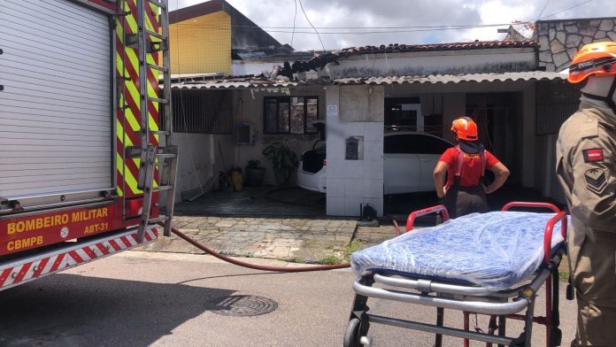 Homem é suspeito de manter família refém e atear fogo em casa, em João Pessoa