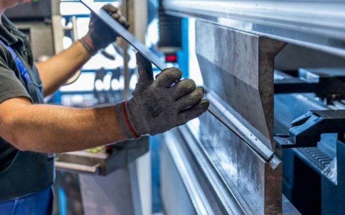 Produção industrial cai em janeiro com entraves nas cadeias globais e avanço da inflação