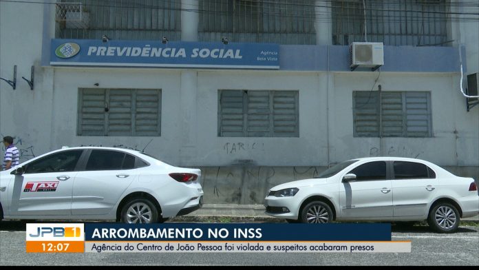 Agência do INSS tem porta de vidro arrombada e suspeitos levam monitor, em João Pessoa