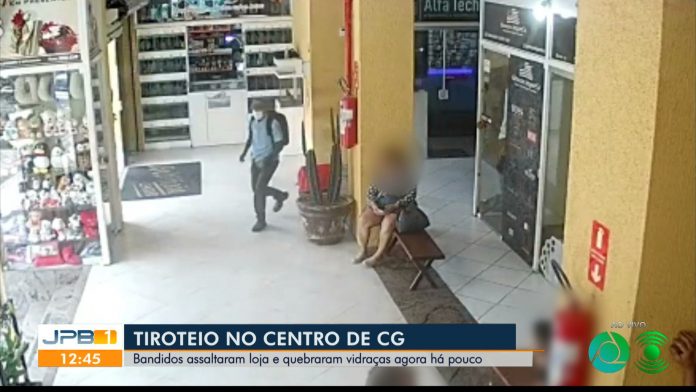Vídeo mostra tiroteio durante assalto a loja de celulares dentro de shopping em Campina Grande