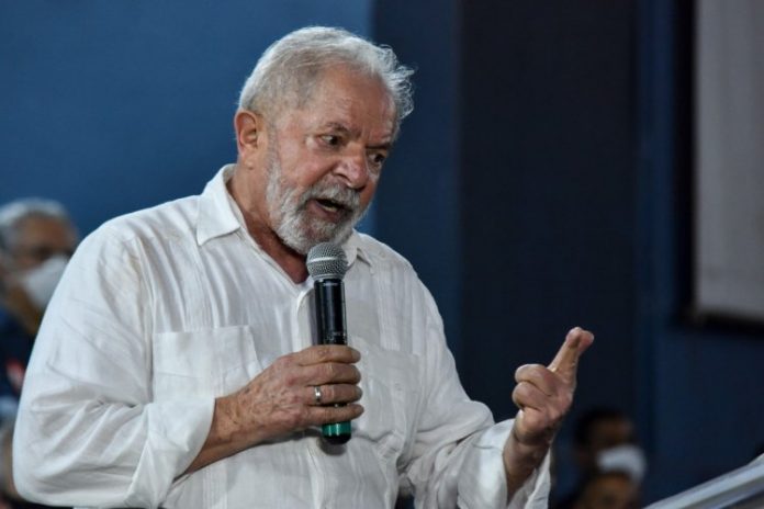 Lula defende ‘abrasileirar’ o preço da gasolina para controlar alta