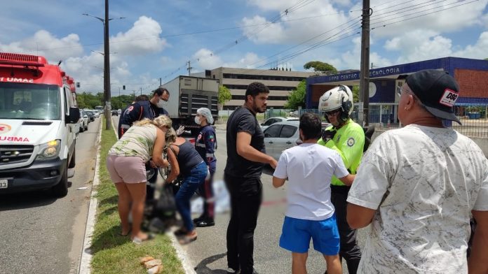 Mulher morre em acidente entre moto e carro, na Via Expressa Padre Zé, em João Pessoa
