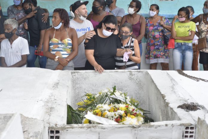 Família faz ato contra a morte de homem negro assassinado por vizinho militar