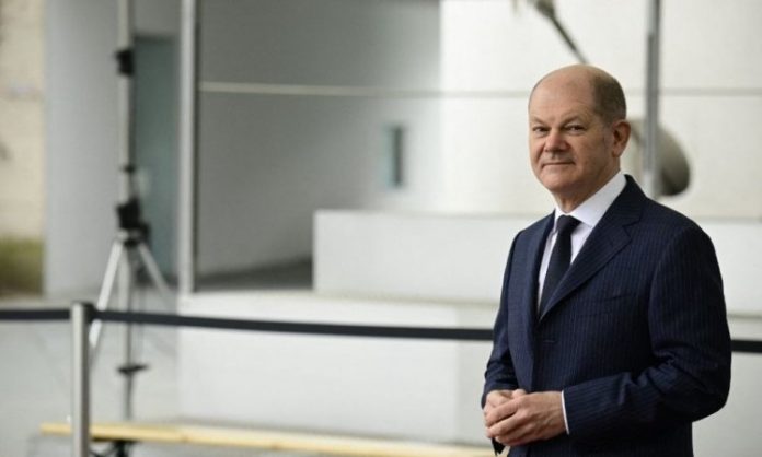 Alemanha muda política externa e anuncia que aumentará gastos militares após invasão à Ucrânia