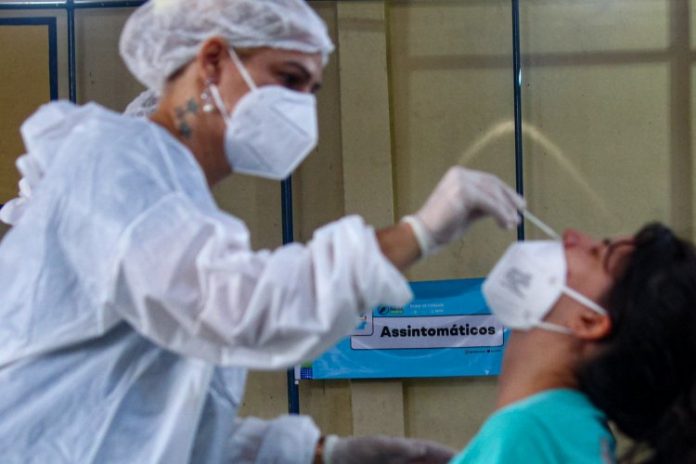 Brasil registra 943 mortes por Covid-19 nas últimas 24 horas; média móvel de casos entra em queda