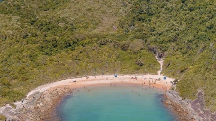 Família de jovem achado com barriga aberta em praia pensa em processar quem divulgou vídeo de cirurgia